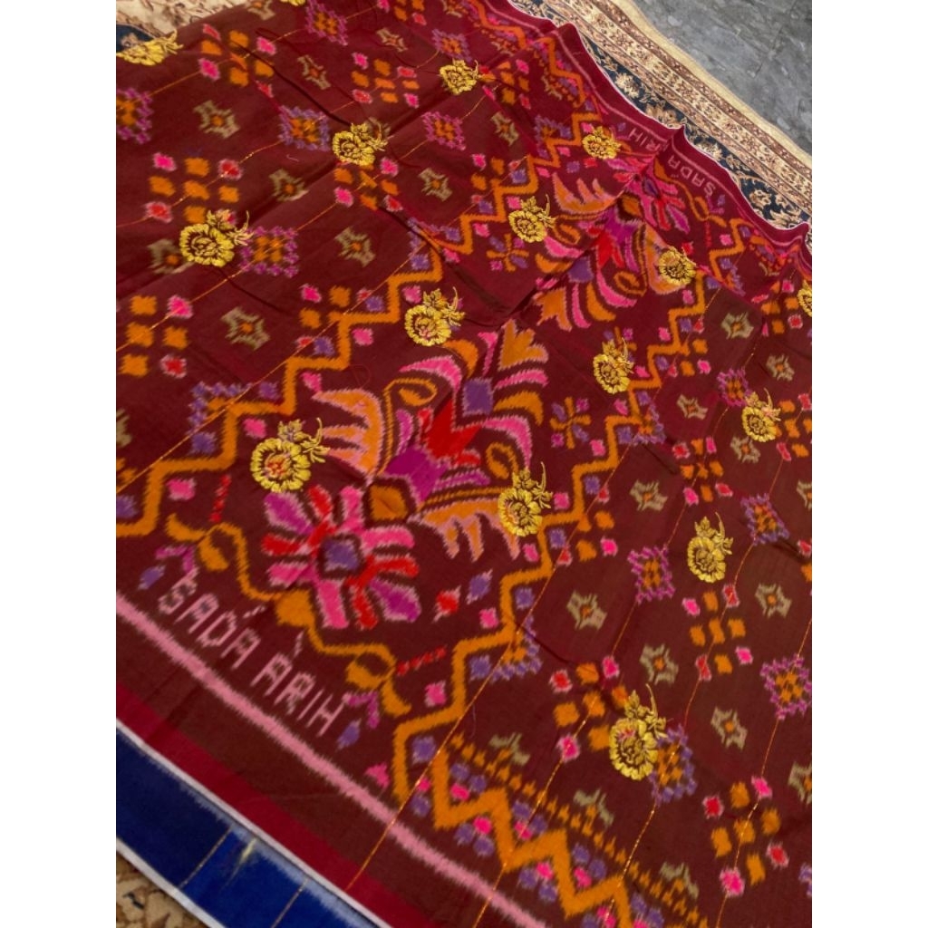 Sarung tenun sutra berbordir mas merek Sada Arih
