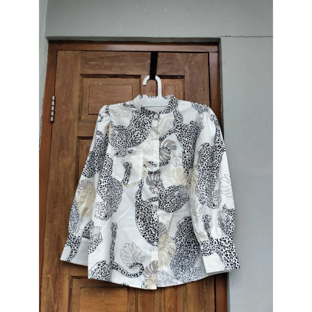 KEMEJA PUTIH MOTIF MACAN