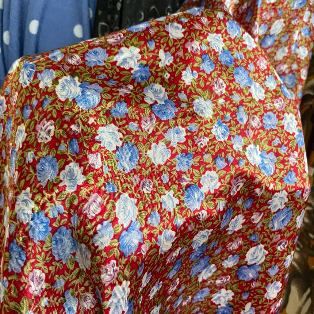 kain satin silk motif bunga kecil premium - warna merah - kain satin silk original - kain satin styl