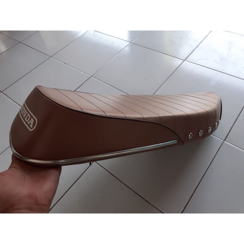 JOK MOTOR HONDA C70.CMK.LANGLANGAN COKLAT VARIASI LIS BENIK