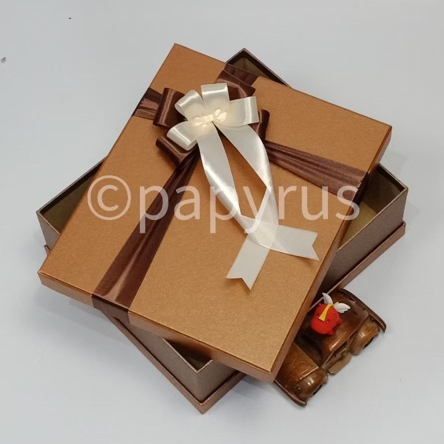 

PAPYRUS Sandwich 32,5x37,5 Tinggi 10cm Kotak Kado Gift Box V2
