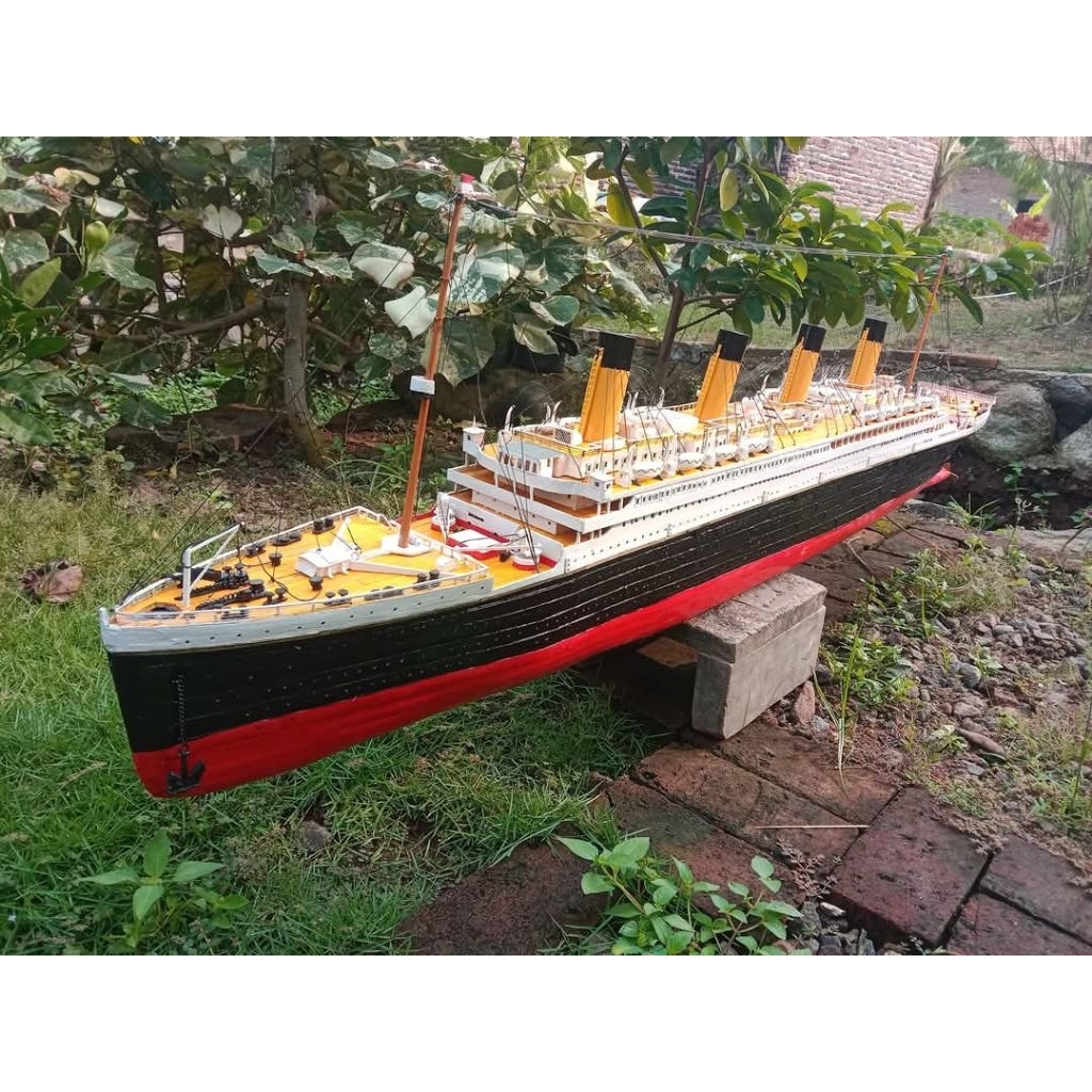 Miniatur kapal Titanic