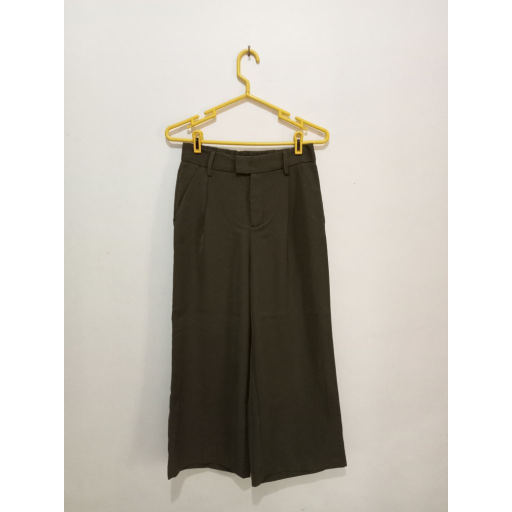 Preloved GU Kulot Pants warna Army