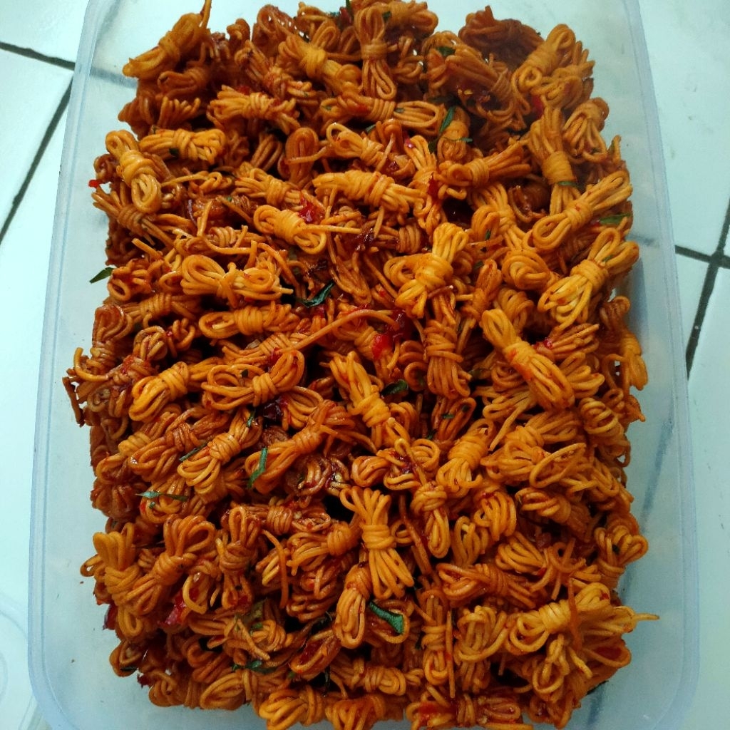 

MIE GULUNG PEDAS DAUN JERUK "500GRAM