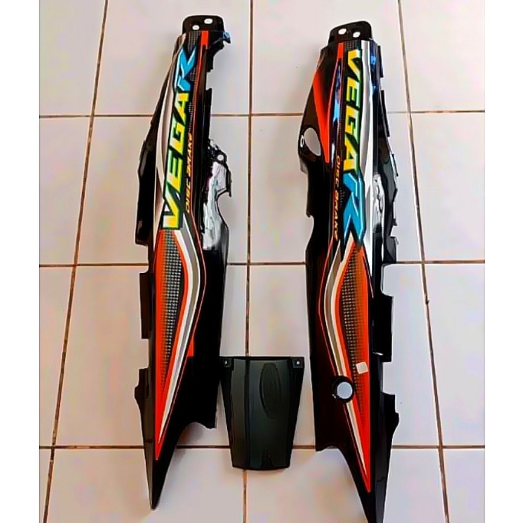COVER BODY VEGA R LAMA PLUS STRIPING TAHUN 2005 WARNA HITAM OREN