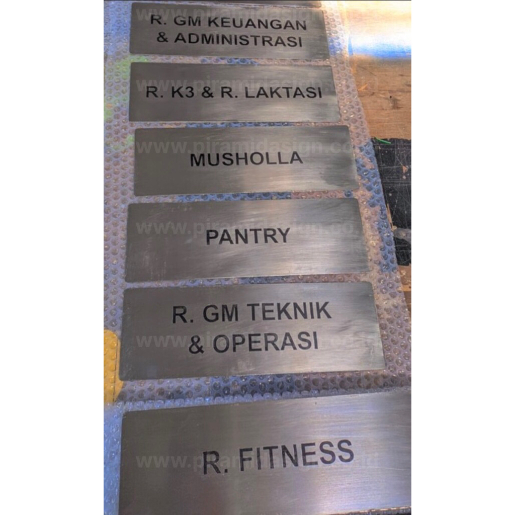 

Papan nama stainless steel metal ruang direktur kantor mewah