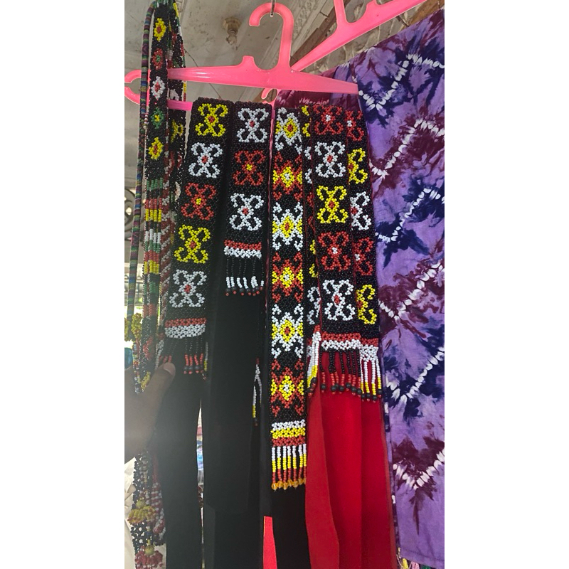 Ikat Kepala Manik Khas Dayak Kalimantan