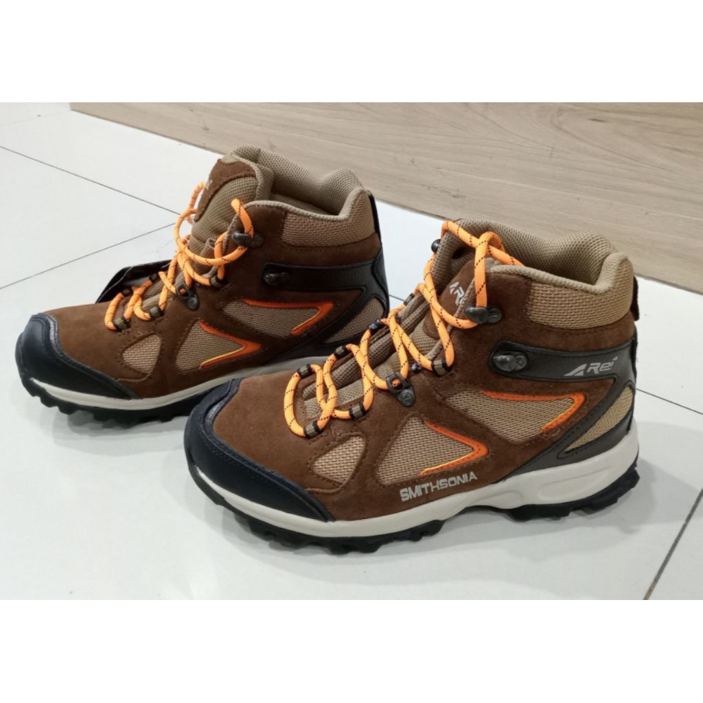 SEPATU REI SMITHSONIA