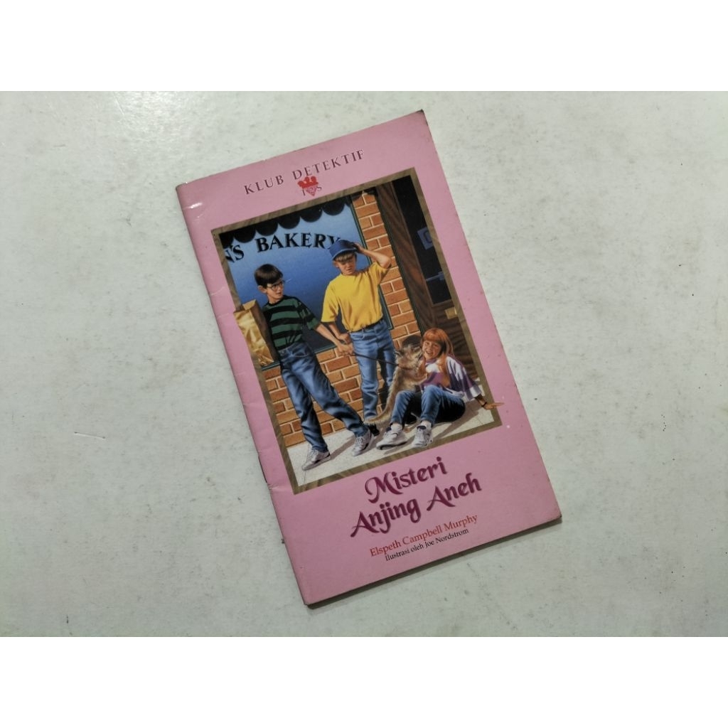 Novel Klub Detektif Misteri Anjing Aneh (knrs), karya Elspeth Campbell Murphy