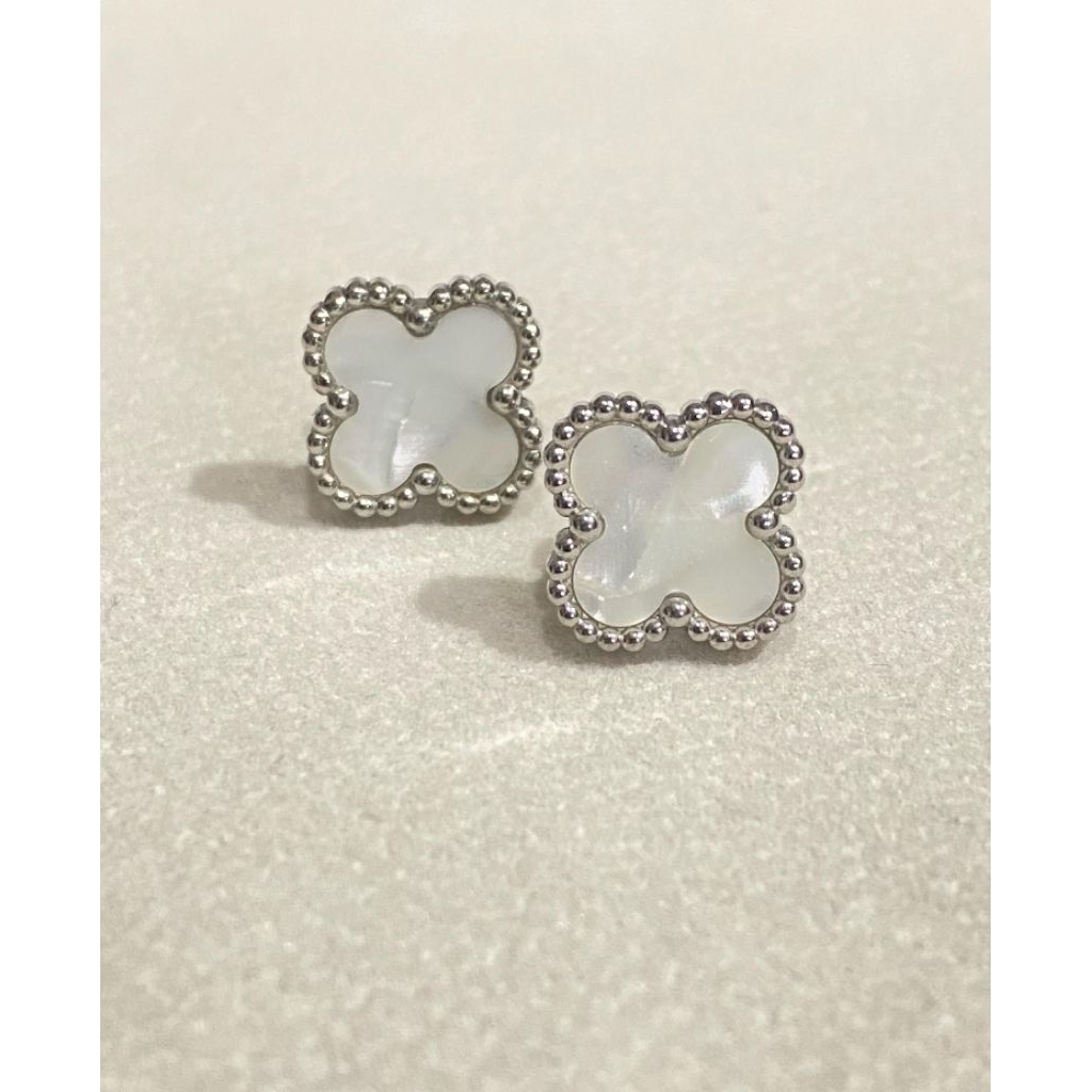 Anting Subang White Small Clover Titanium Silver Cantik Elegan Trendi