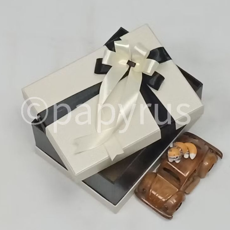 

PAPYRUS Sandwich 15x20 Tinggi 8cm Kotak Kado Gift Box Hadiah V2