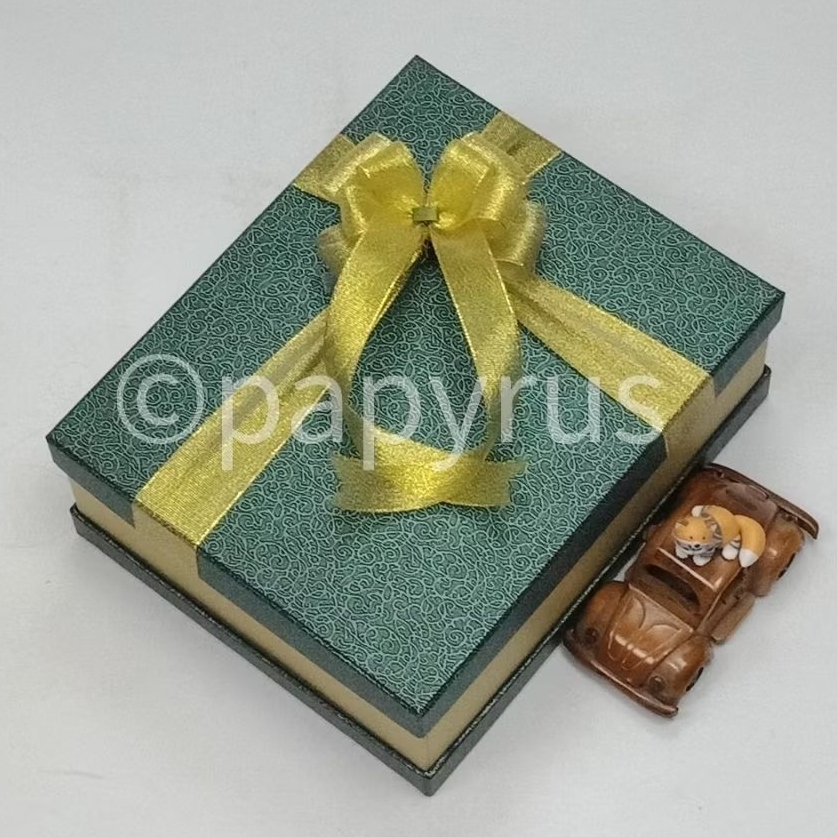 

PAPYRUS Sandwich 22,5x27,5 Tinggi 10cm Kotak Kado Gift Box V2