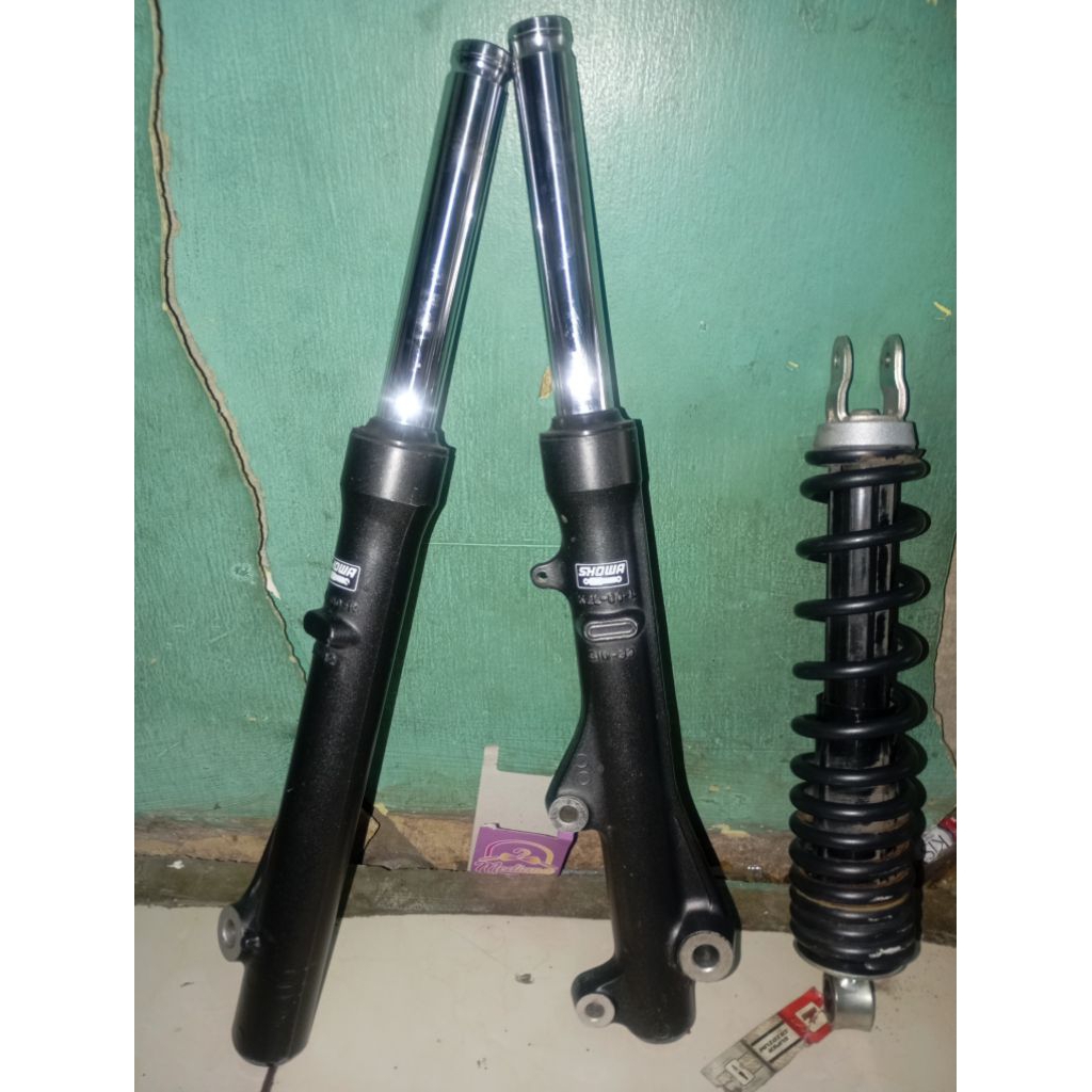 As shock depan satu set  original copotan tinggal pasang beat fi dan Vario 125 old