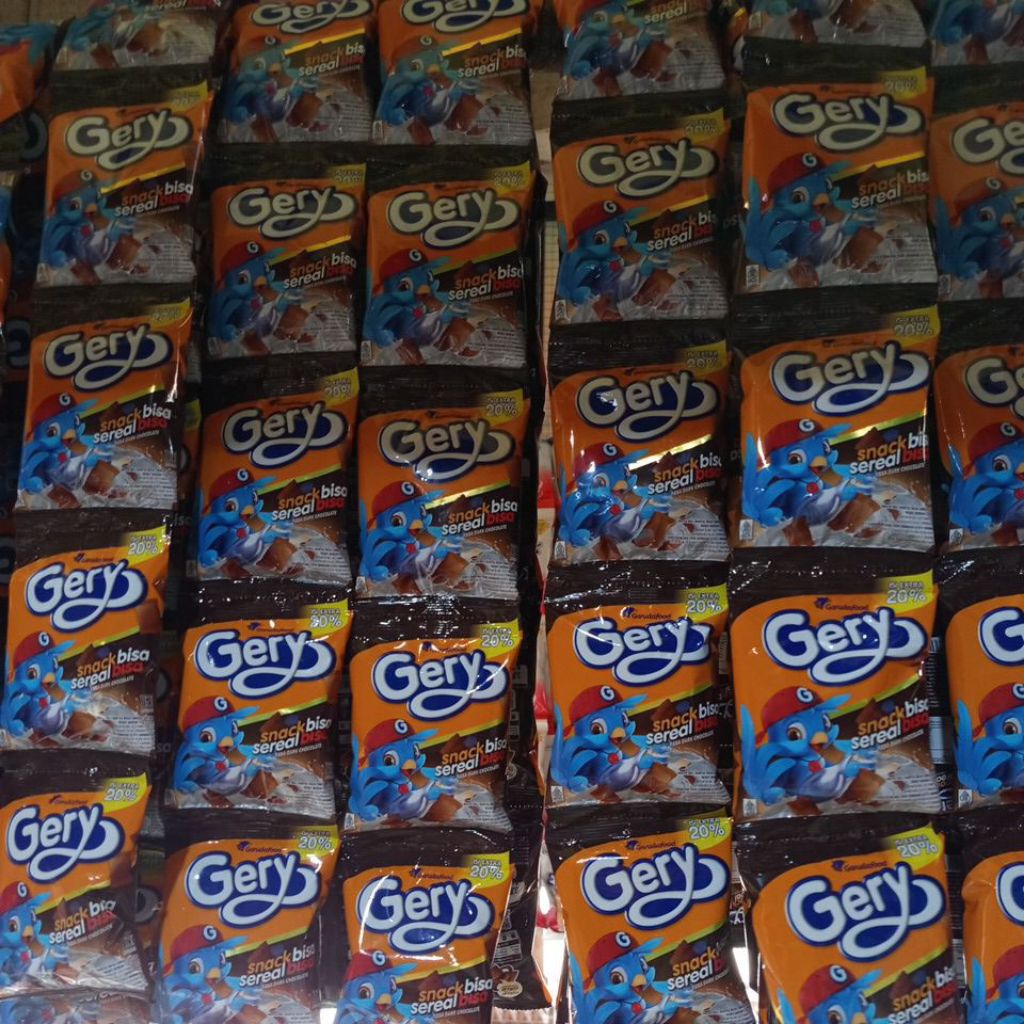 

( rentengan) gery snack sereal bantal 1renteng isi 10 pcs x 11 gram..