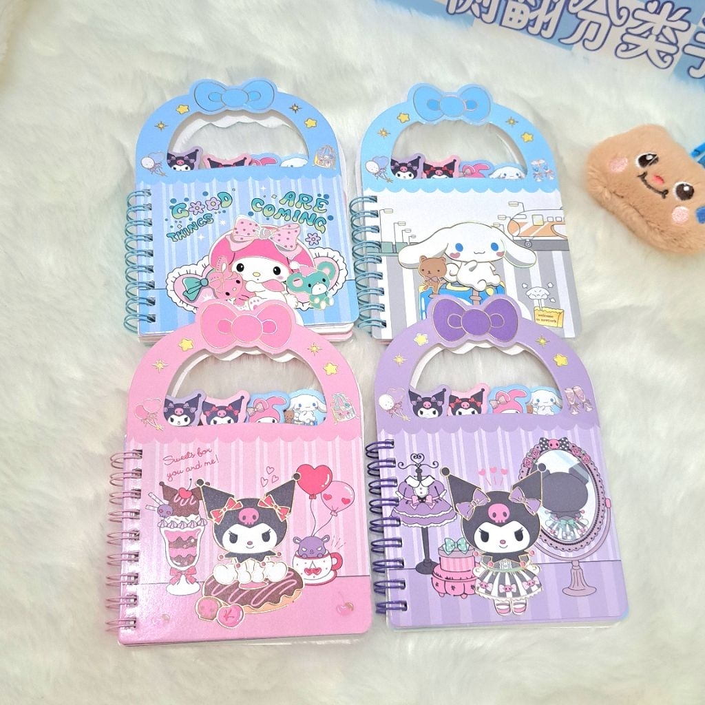 

Notebook Mini Sanrio Bentuk Tas Buku Ukuran A7 Motif Sanrio Memo Motif Sanrio