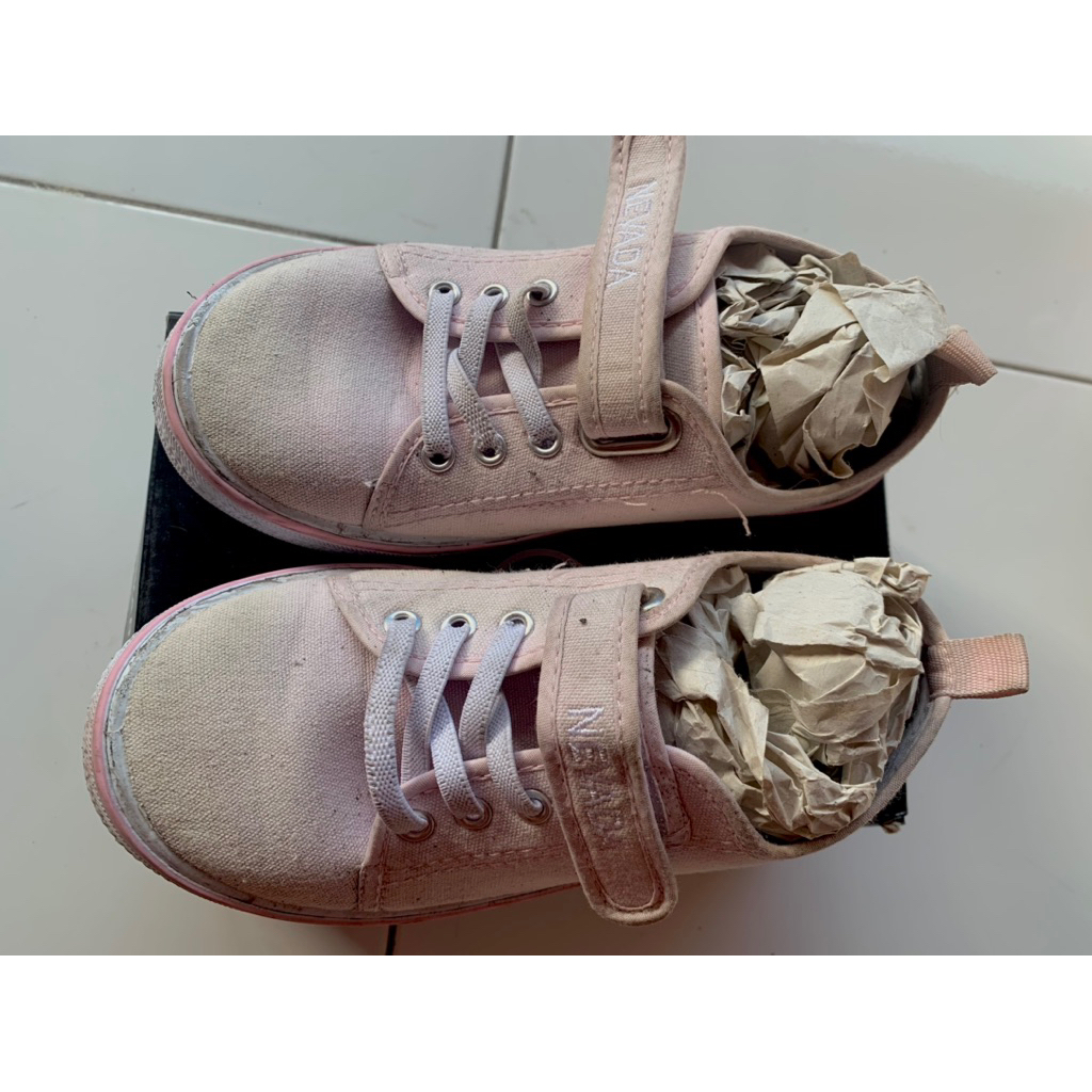 PRELOVED SEPATU NEVADA ANAK