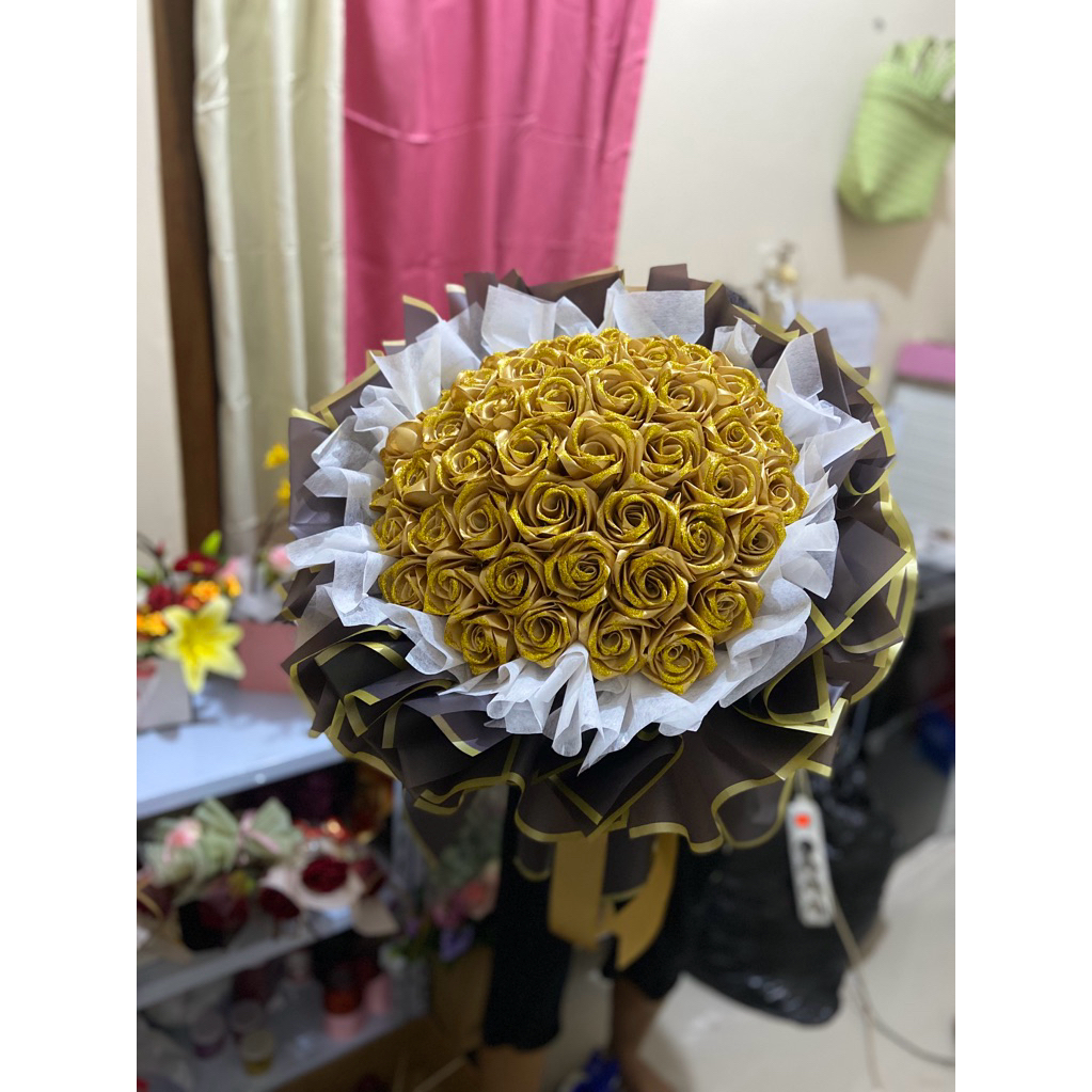 

buket bunga satin warna gold/buket bunga satin murah semarang/buket bunga satin 50 tangkai/buket bunga semarang