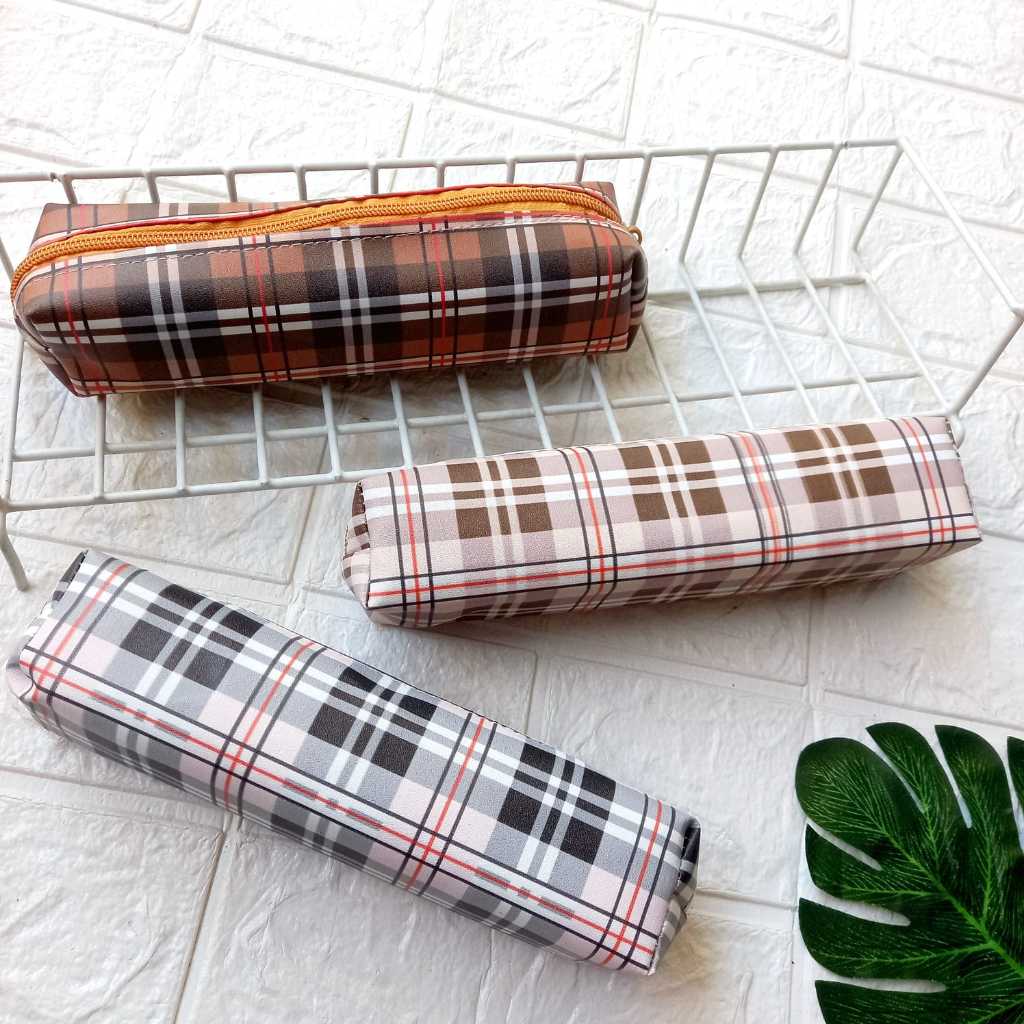 

Tempat Pensil Mini Printing Kotak Pensil Motif Kotak Kotak Elegant