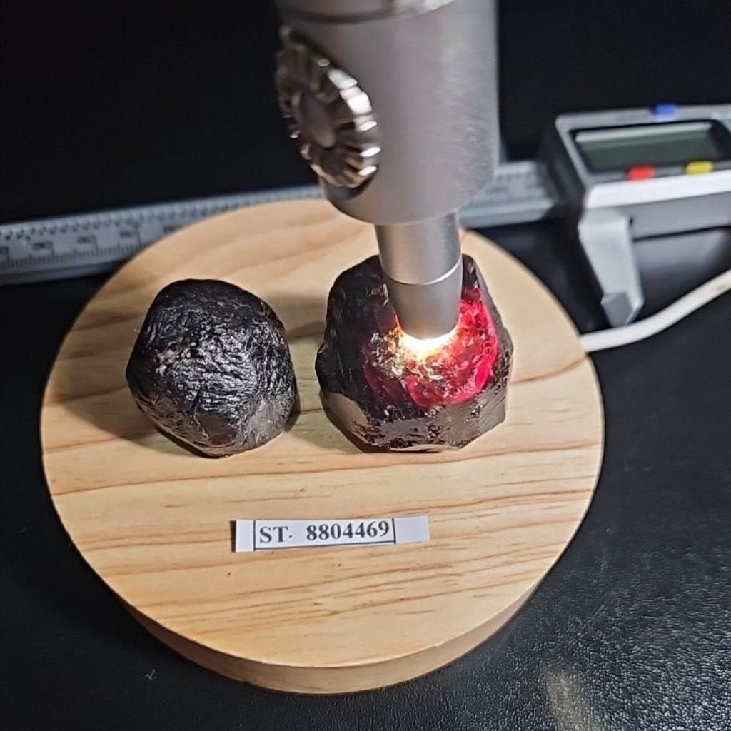 BATU RED GARNET ROUGH BATU ASLI