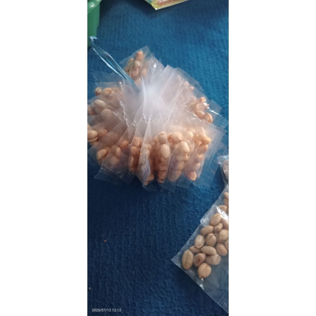 

kacang goreng Mak nyuzzzz harga 1 renteng isi 25 bungkus