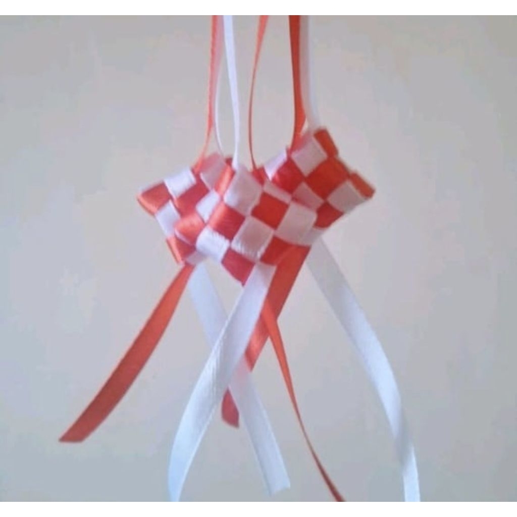 

KETUPAT PITA SATIN TEMA MERAH PUTIH UKURAN 3X3 CM