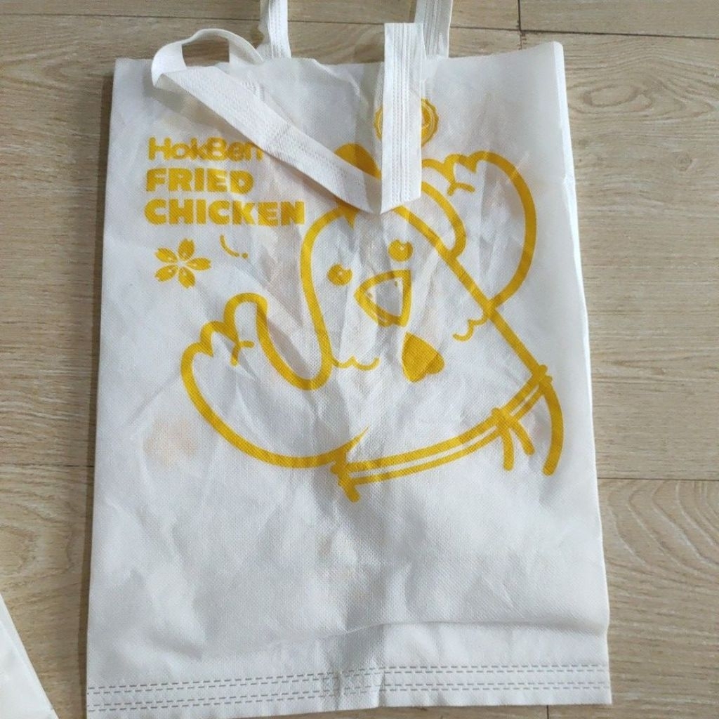 

Tas reusable HokBen ukuran medium 23x28x40 cm warna putih. Kualitas cukup baik