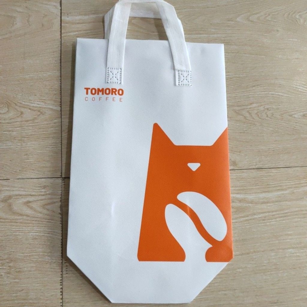 

Tas belanja reusable dari Tomoro Coffee warna putih ukuran medium (13x22x32 cm). Kondisi sangat baik