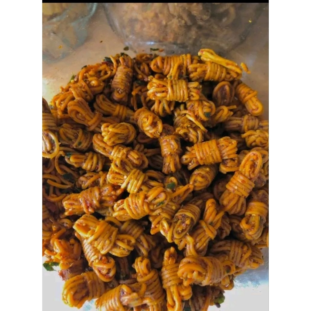 

MIE UWEL/MIE GULUNG EXTRA PEDAS DAUN JERUK KEMASAN500gram