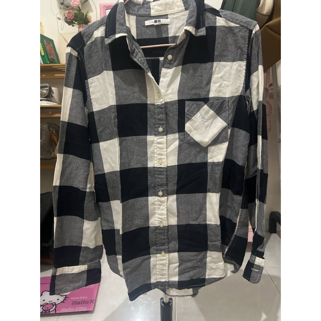 preloved uniqlo plaid tshirt