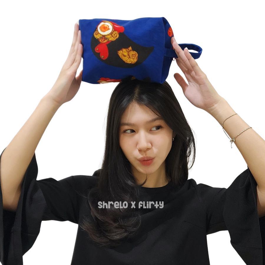 

Pouch Kotak Shrelo Bahan Kanvas Bisa Untuk Tempat Pensil Make Up IGORsatumangkok Ayam Berkostum Latar Biru Desainer Lokal Indonesia Kado Kocak 21x11x11cm