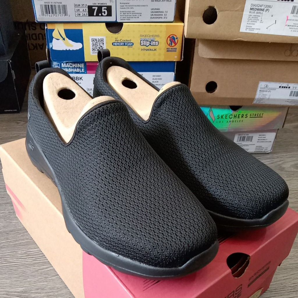 Sepatu SKE Go Walk Joy 124637/BBK