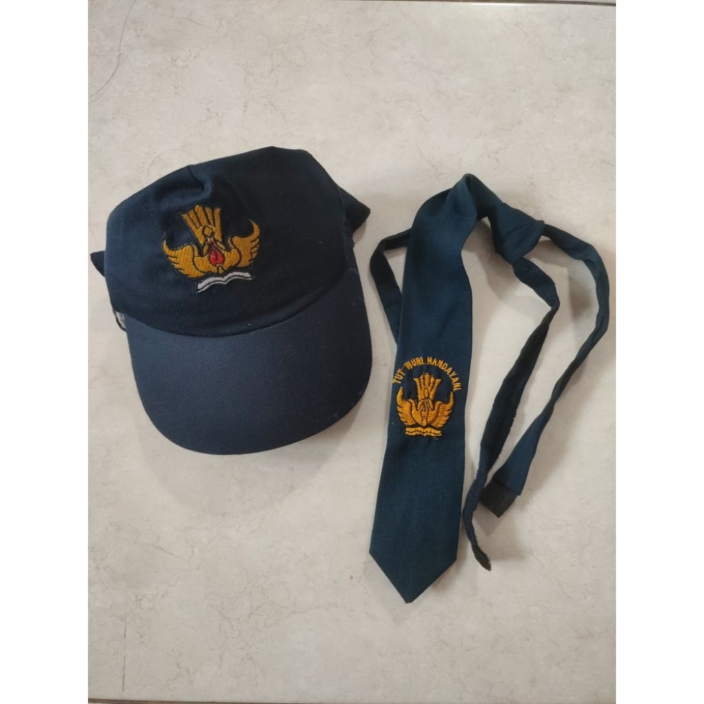Preloved Paketan Topi dan dasi SMP