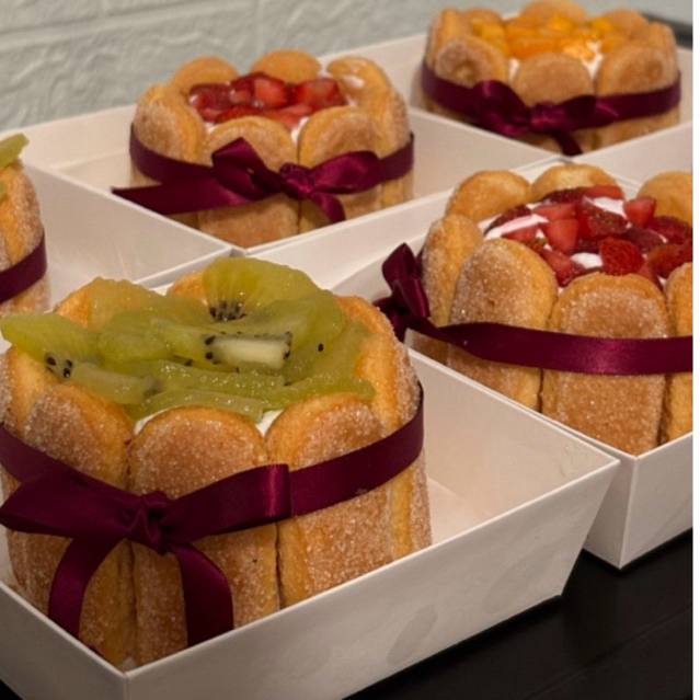 

mini charlotte cake strawberry mango kiwi