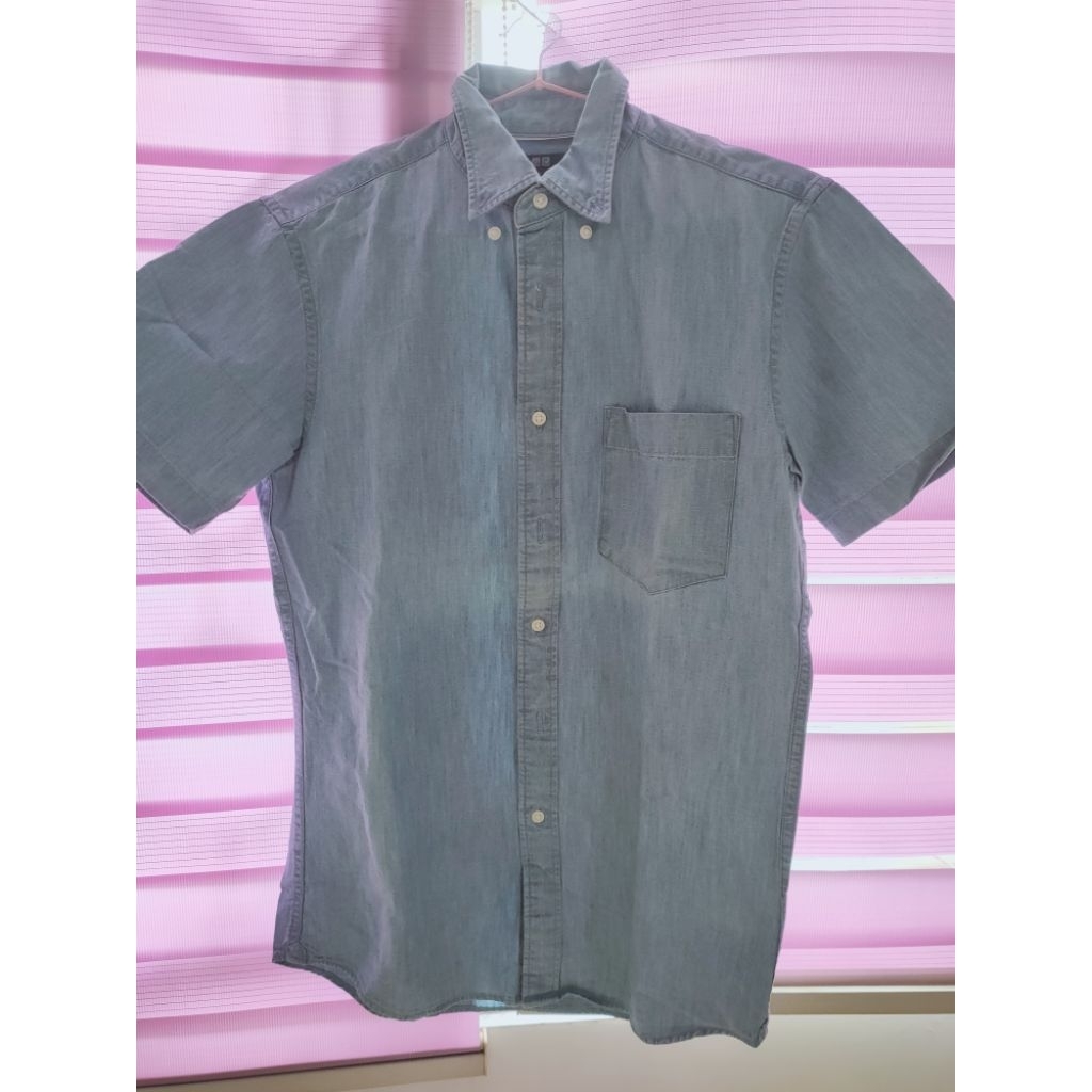 Kemeja pria lengan pendek warna biru denim style dari Uniqlo ukuran S. Preloved dengan kondisi baik