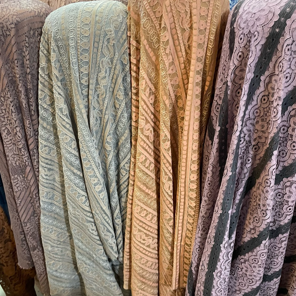 kain semi prada - kain brokat semi prada - kain brokat motif etnik premium - kain brukat motif premi
