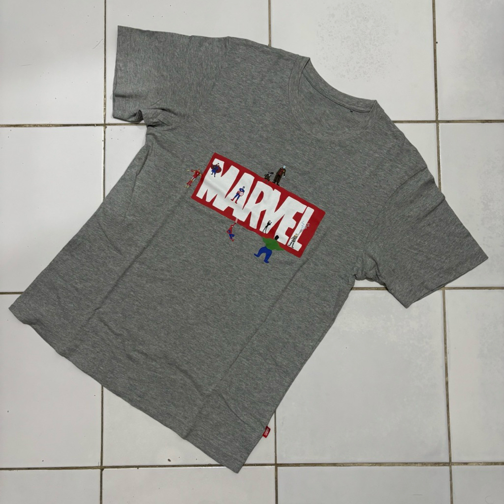 Tshirt Uniqlo Marvel