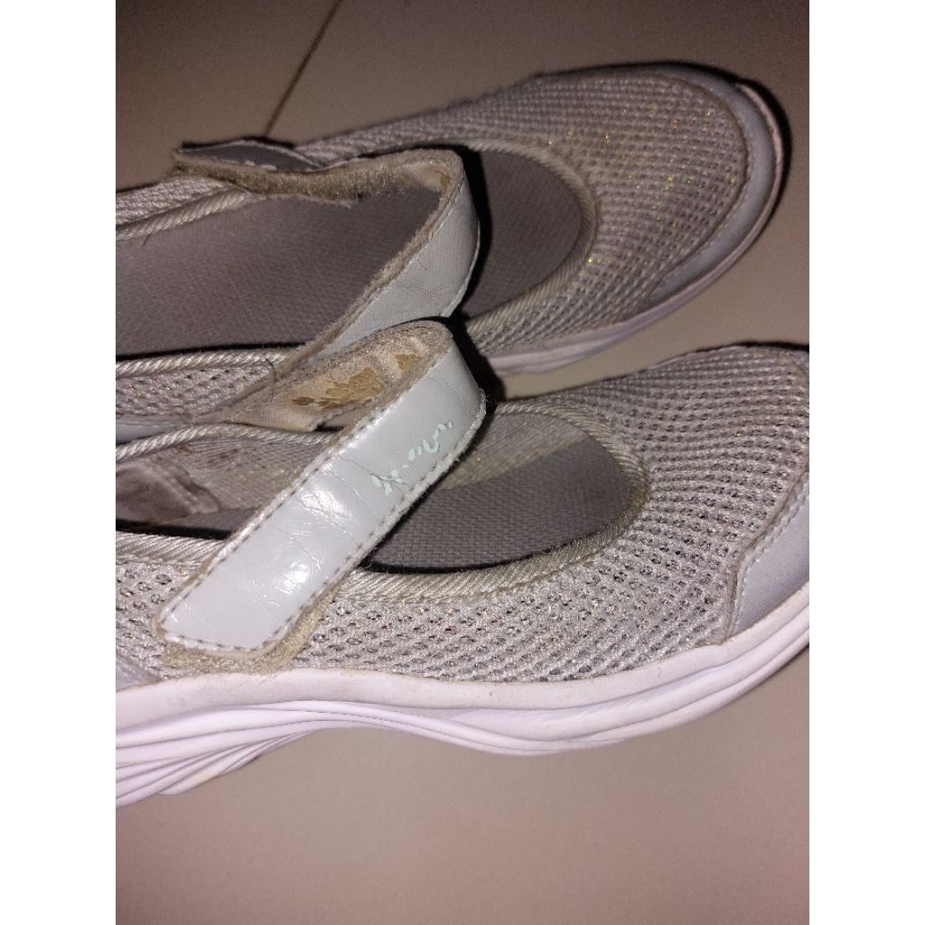 sepatu skechers preloved anak cewek uk.33 /sepatu bekas anak cewek
