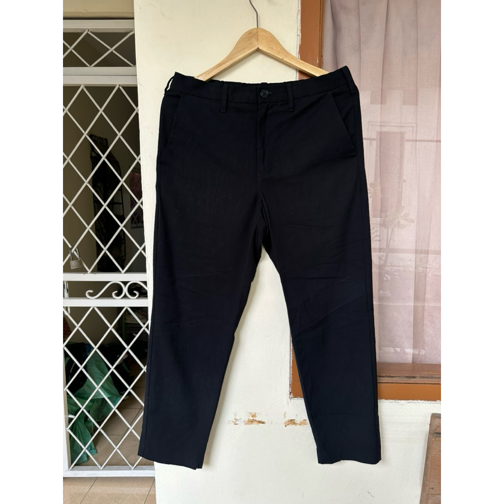 celana panjang uniqlo hitam size fit 29-31 formal bahan kantor second bekas preloved murah