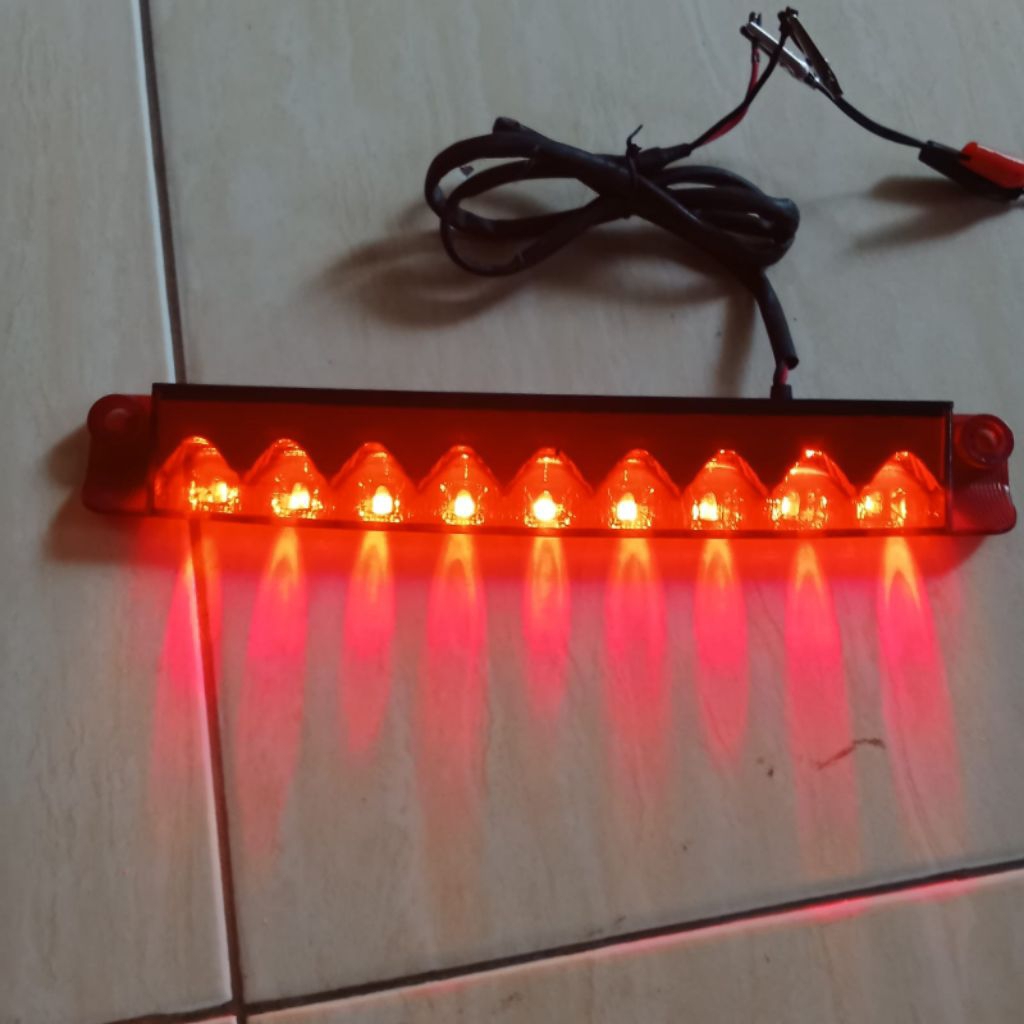 Lampu Spoiler Belakang Avanza