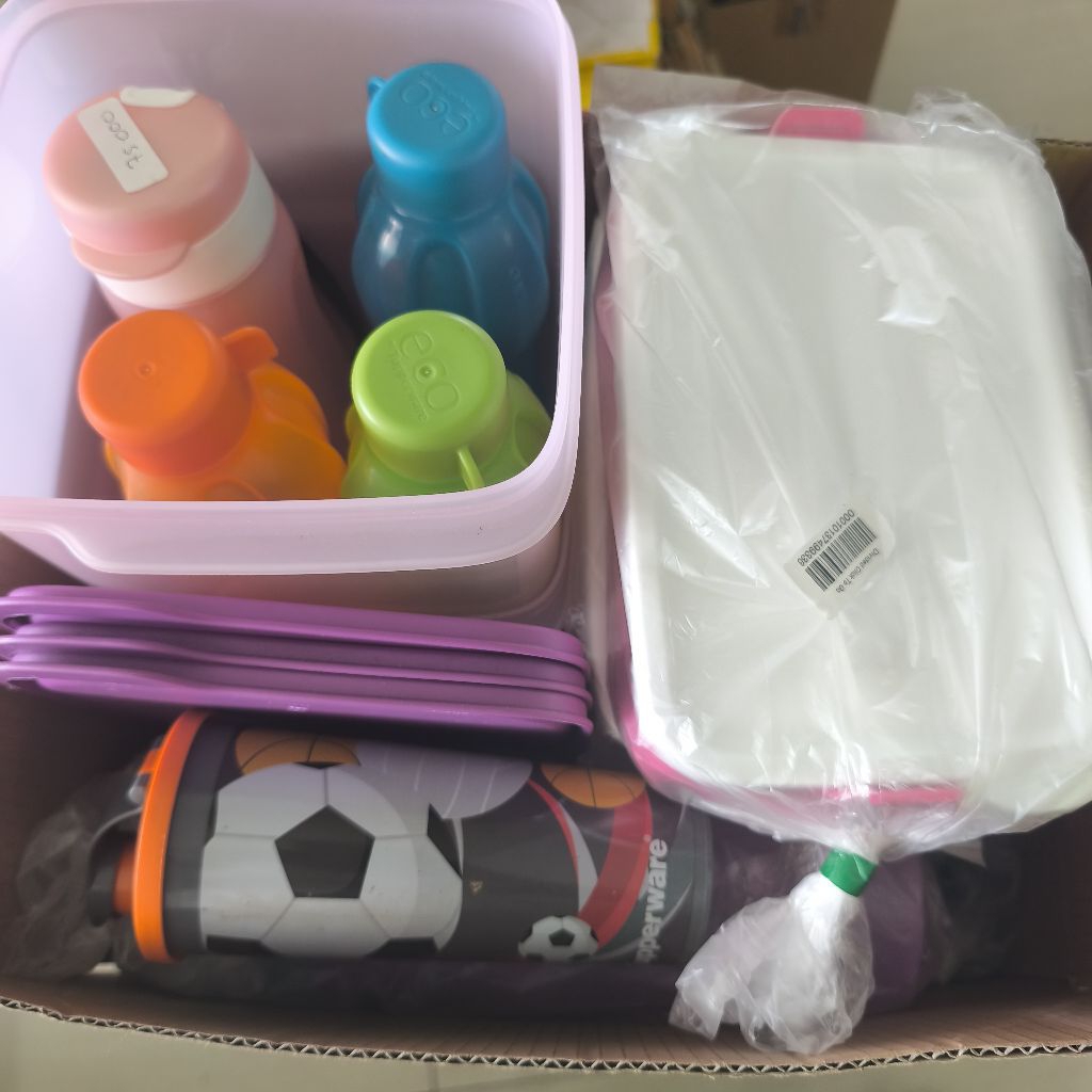 Tupperware botol dan tempat makan