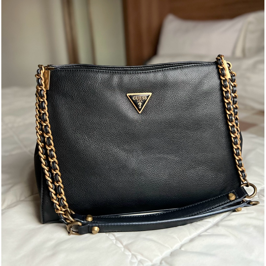 guess tote chain black
