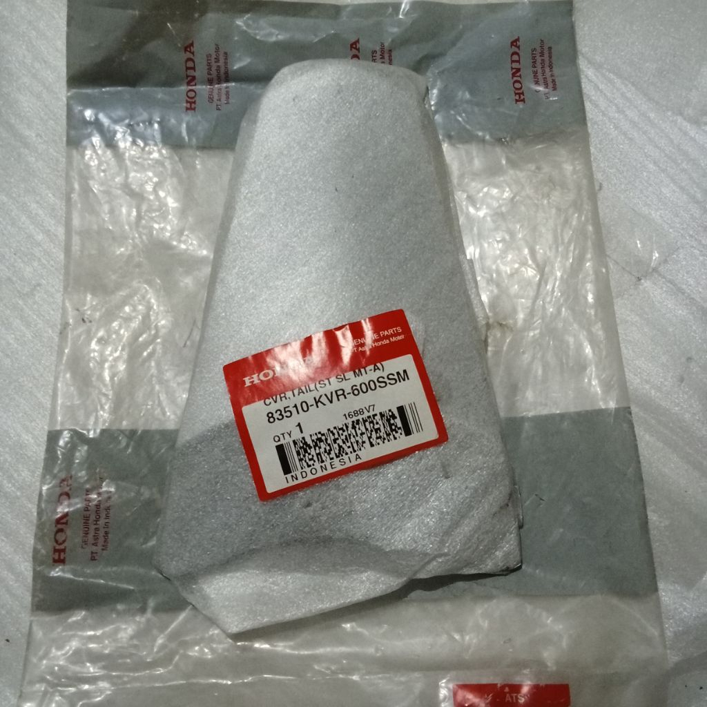 COVER SAMBUNGAN BODY BELAKANG REVO 100 KARBU 83510KVR600SSM 83510KVR600PFY 83510KVR600CGR ORIGINAL