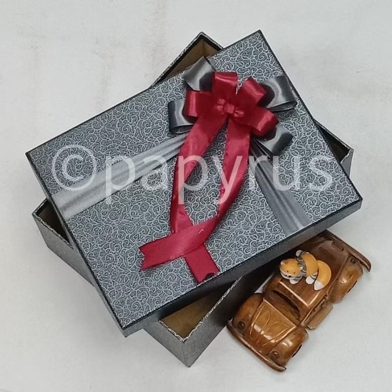 

PAPYRUS 17,5x22,5 Tinggi 5cm Kotak Kado Gift Box V1