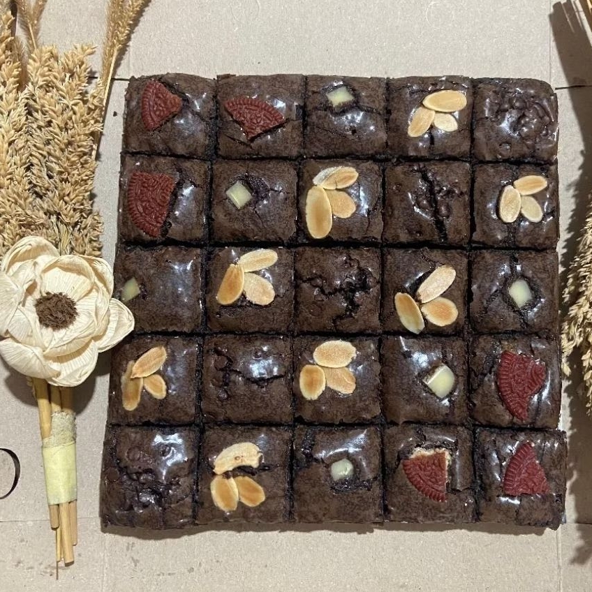

Fudgy brownies loyang 20x20 gift/hantaran/hadiah/ full topping
