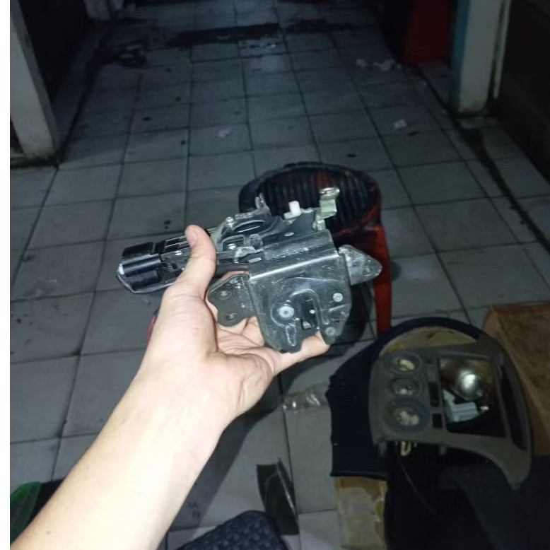 door lock bagasi Innova Fortuner original