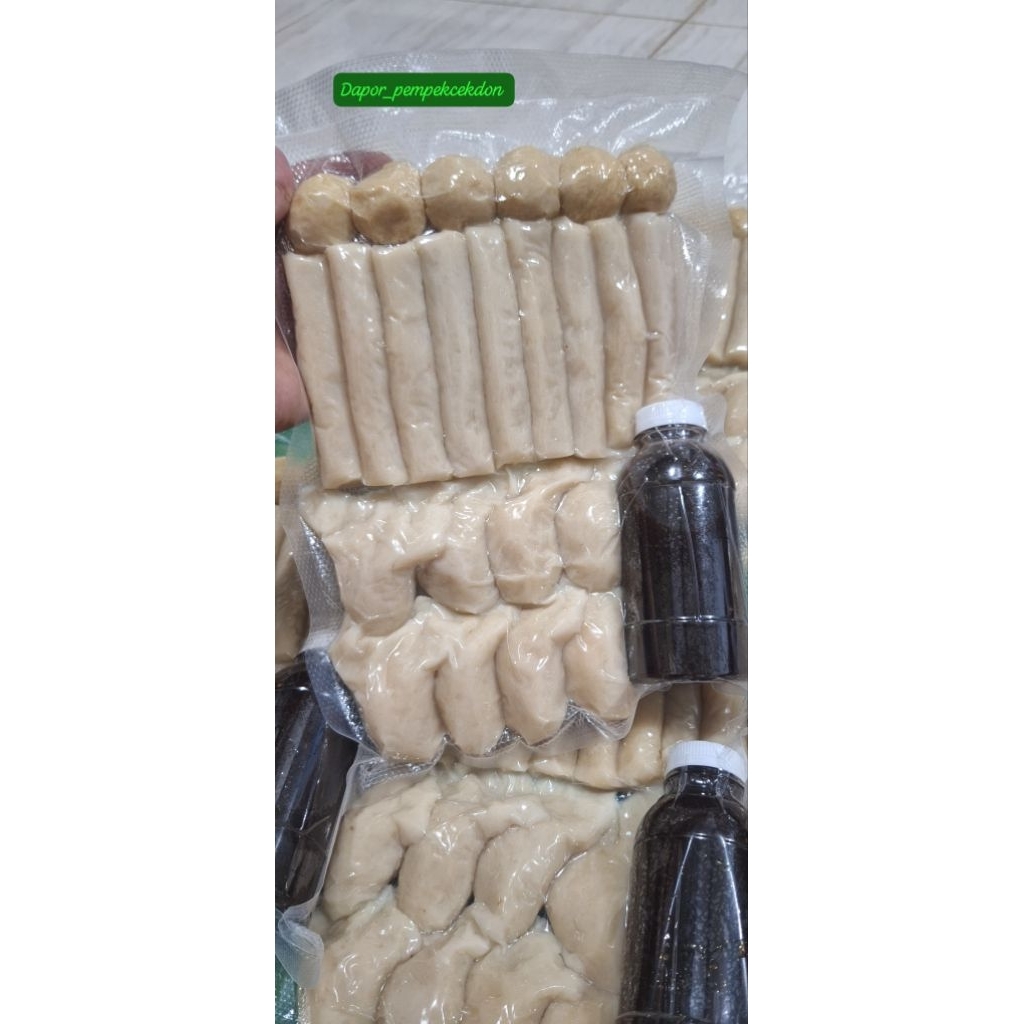 

Ready paket pempek palembang ikan Tenggiri isi 23pcs include cuko botol 200ml