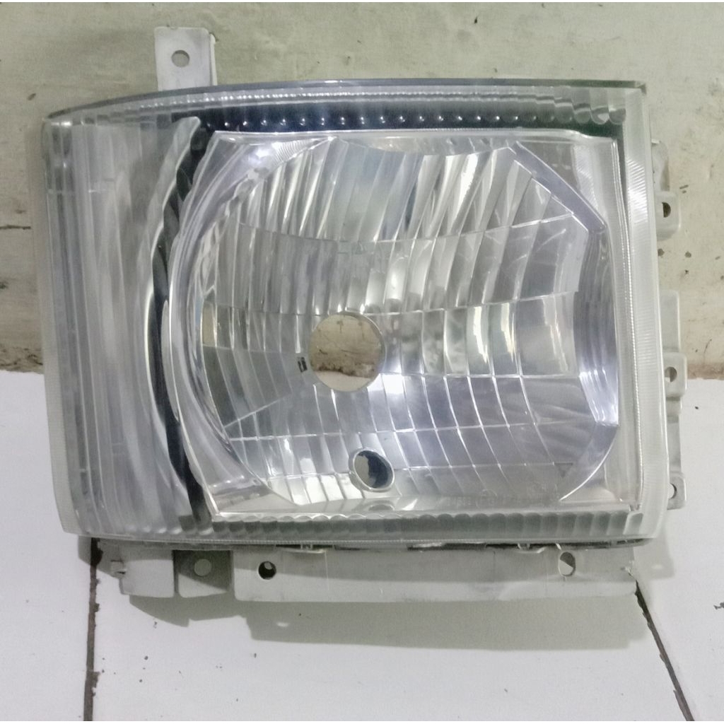 Lampu Depan ( Headlamp ) Isuzu model Giga dan ELF  NMR71/ NLR55 ORI Kanan (R)