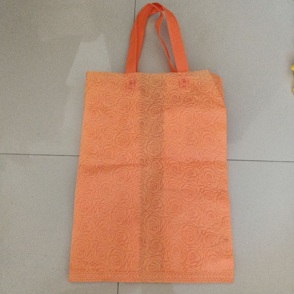 

Tas belanja tas spunbon spounbond tas kado motif mawar rose orange