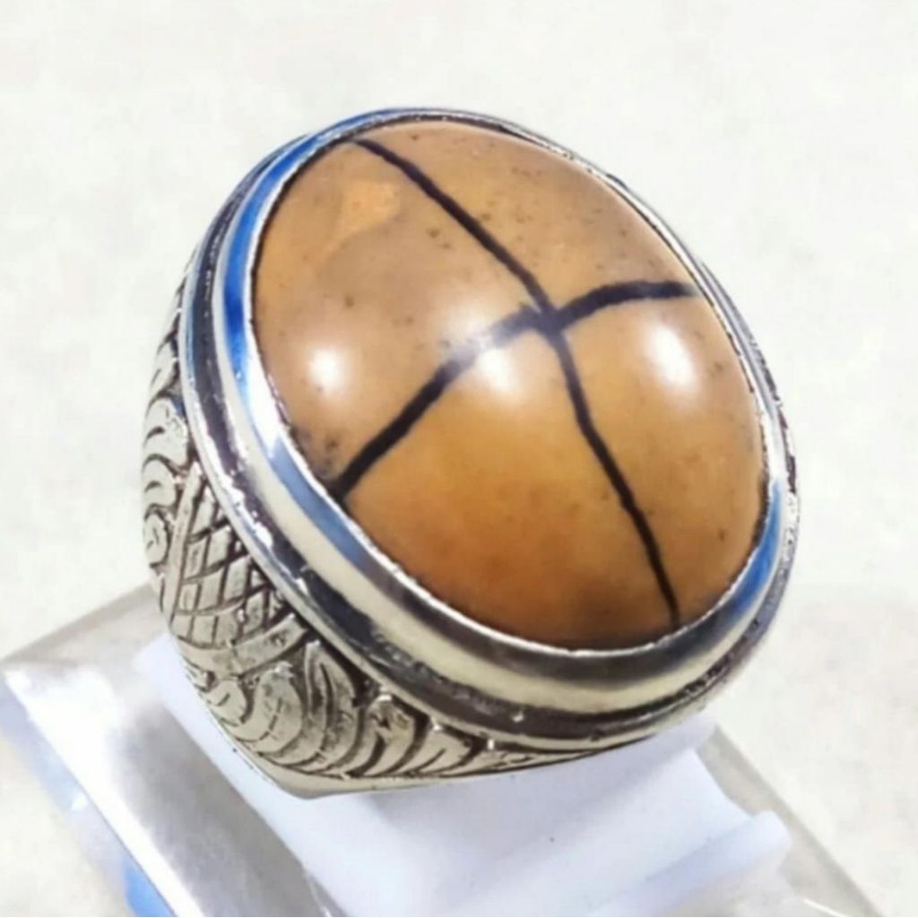 cincin batu badar tapak jalak garis presisi