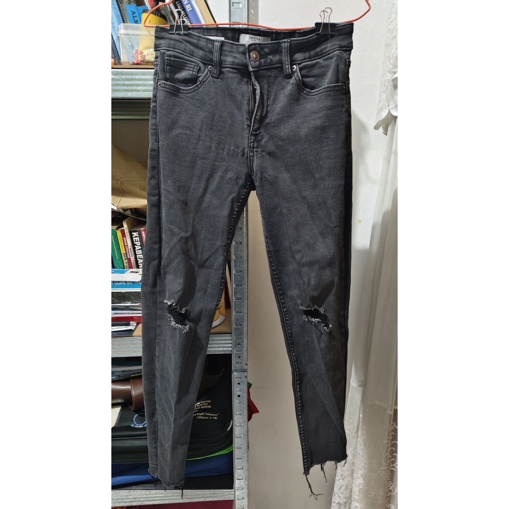 [PRELOVED] Celana Ripped Denim Wanita - Bershka Jeans